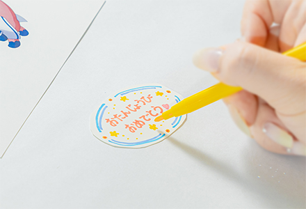 水性ペンで文字やイラストを描く