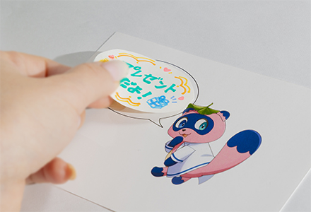 スクラッチしたいものの上に貼る